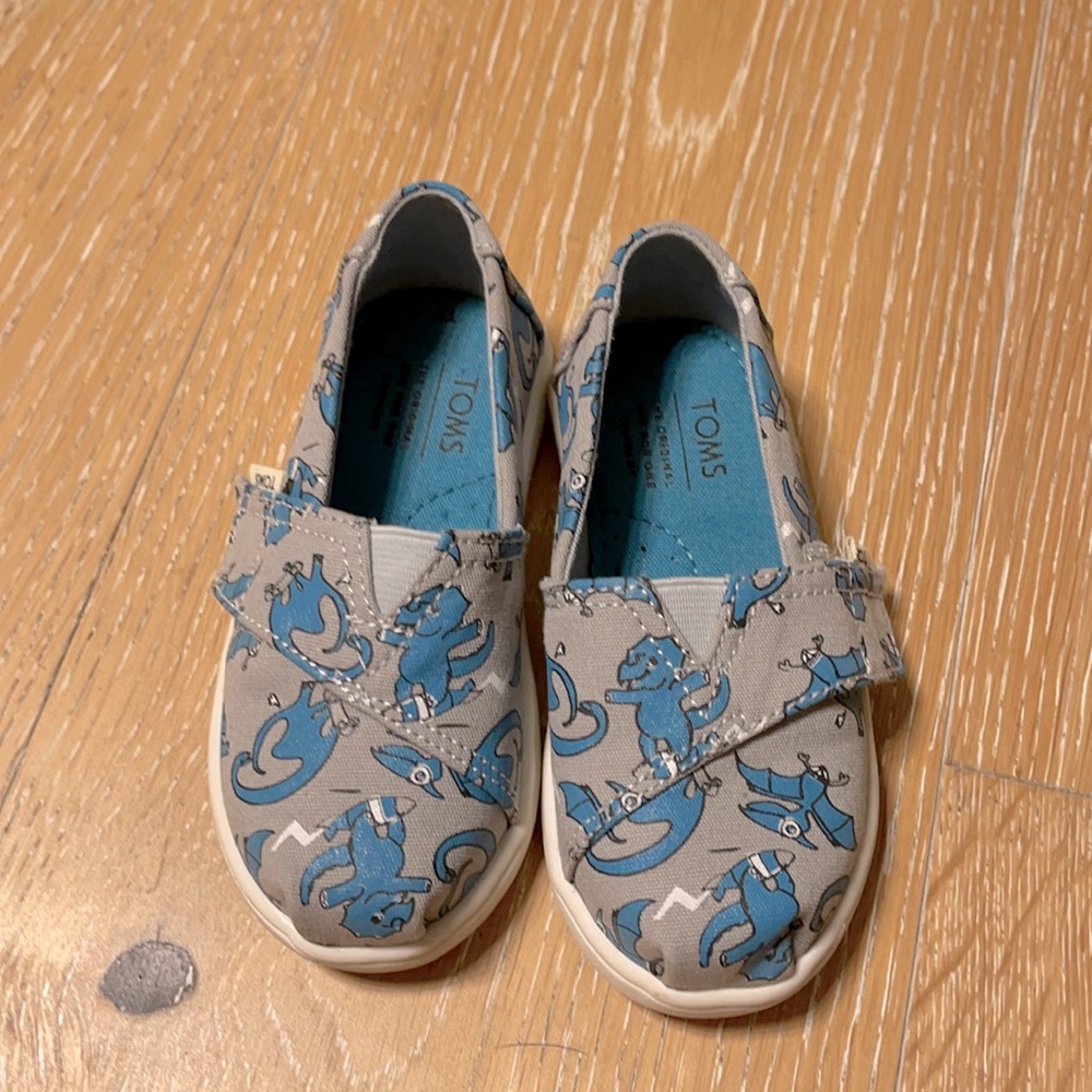 Worn once toms toddler sleep ons dinosaurs size 7